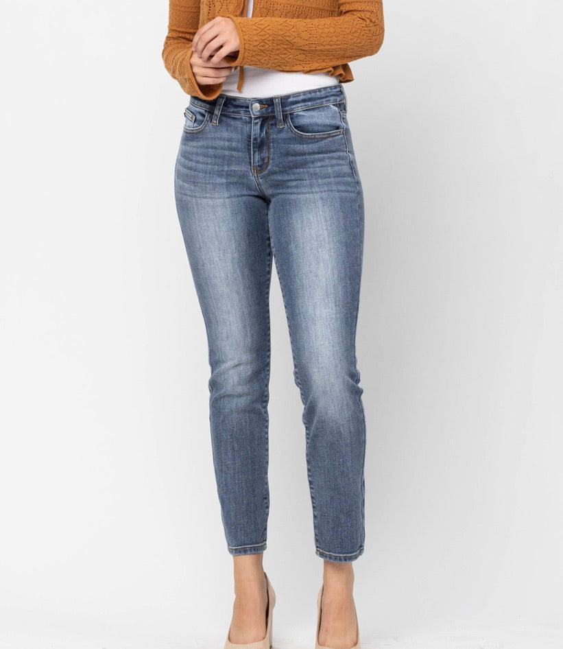 75% OFF JUDY BLUE MID RISE CLASSIC FIT JEANS