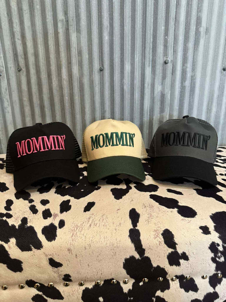 MOMMIN' TRUCKER HAT