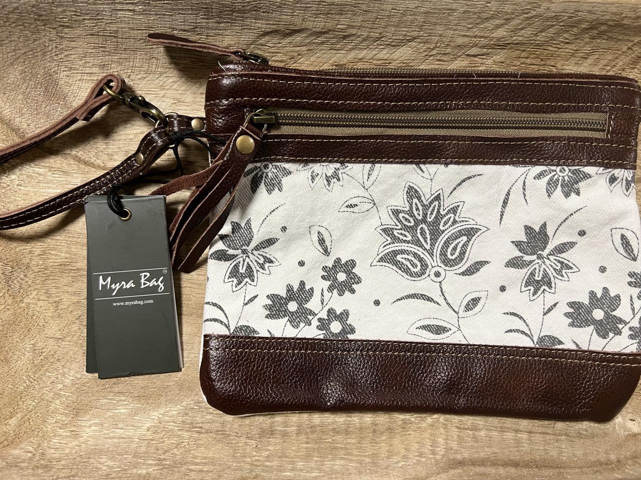 CREAMY PETAL WRISTLET