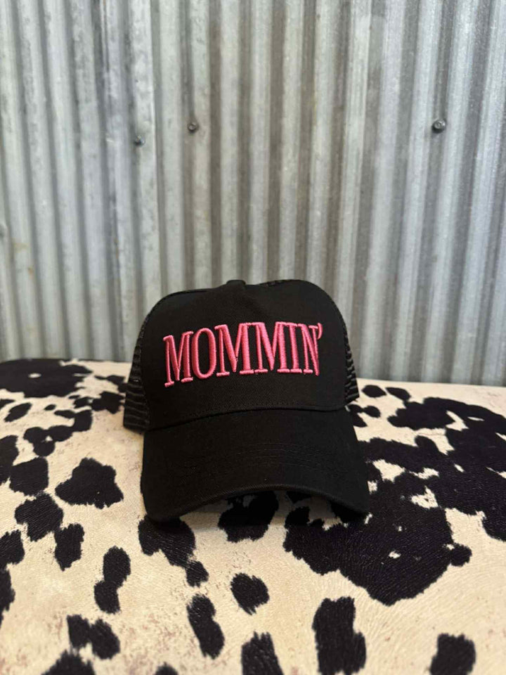 MOMMIN' TRUCKER HAT