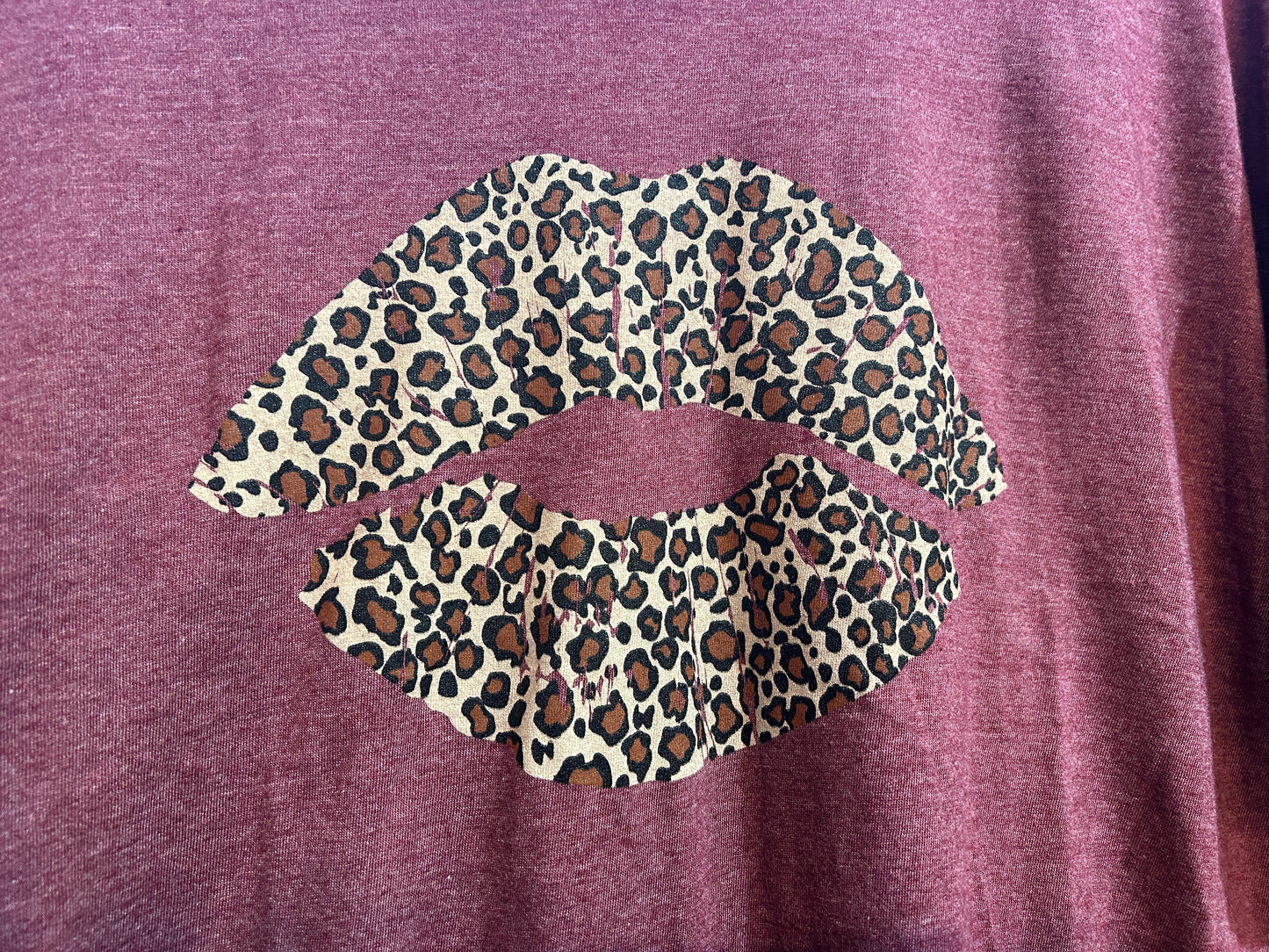 LEOPARD KISS GRAPHIC TEE