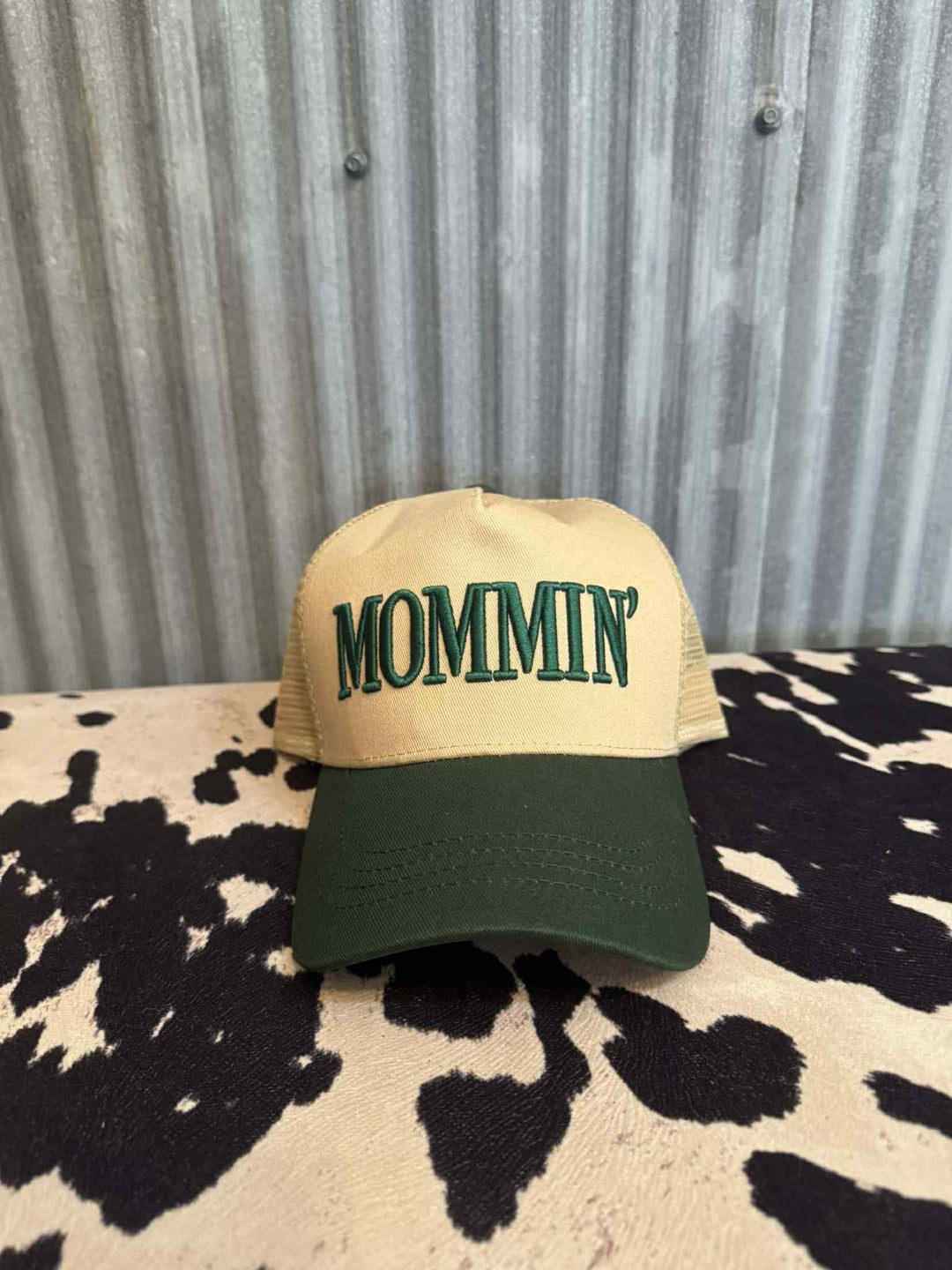 MOMMIN' TRUCKER HAT