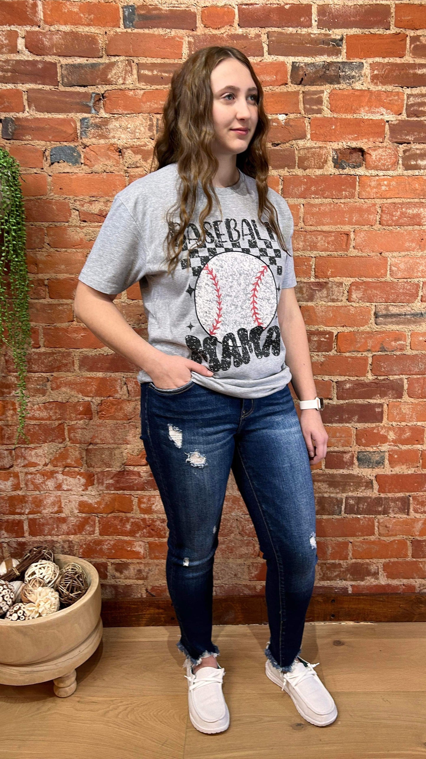 BASEBALL MAMA RETRO GRAPHIC TEE