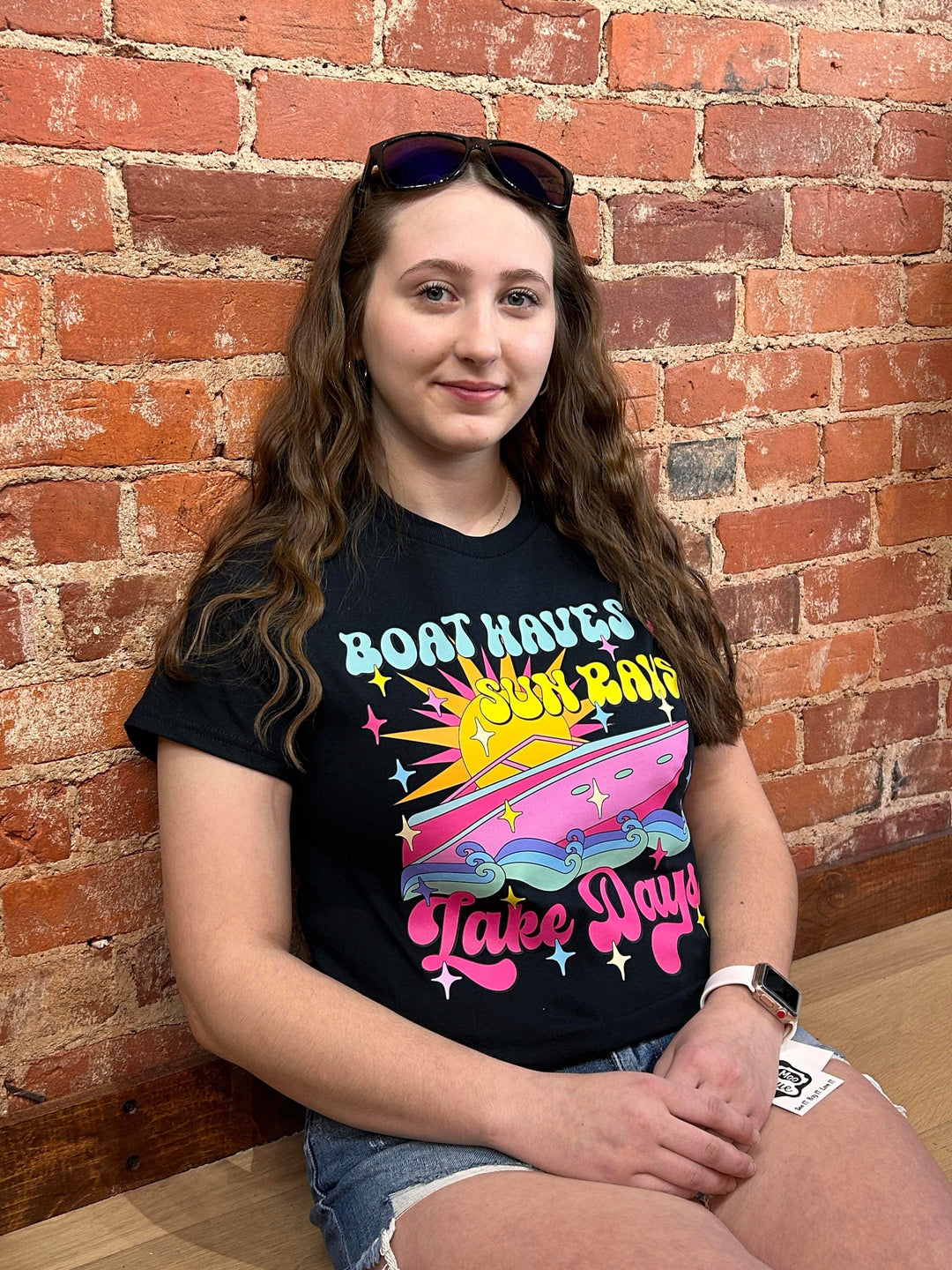 BOAT WAVES SUN RAYS LAKE DAY GRAPHIC TEE