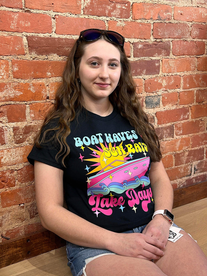 BOAT WAVES SUN RAYS LAKE DAY GRAPHIC TEE