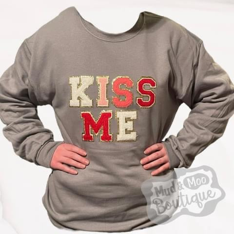 20% OFF KISS ME CREWNECK