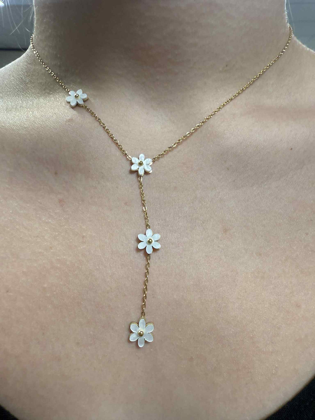 TRICKLING DAISY NECKLACE