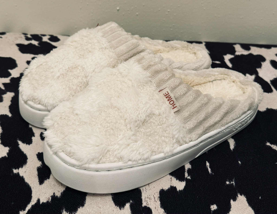 FUZZY CHECKERED SLIPPERS