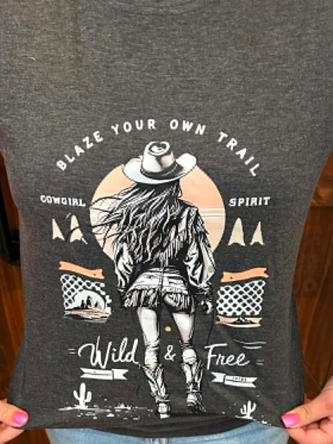 WILD & FREE WESTERN GRAPHIC T-SHIRT