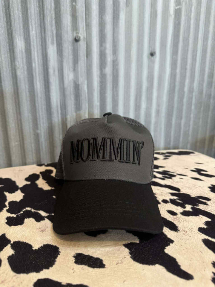MOMMIN' TRUCKER HAT