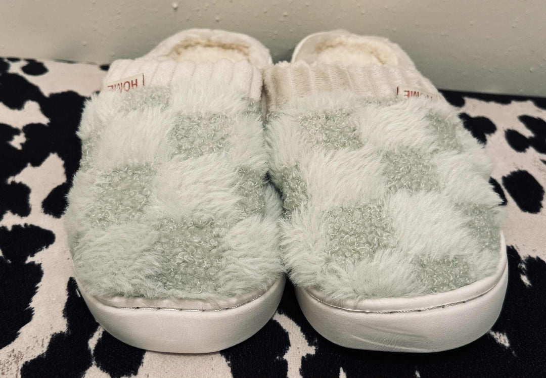 FUZZY CHECKERED SLIPPERS