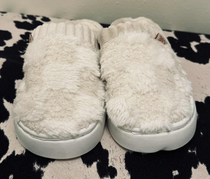 FUZZY CHECKERED SLIPPERS